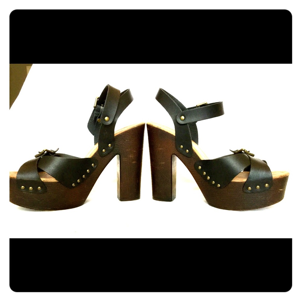 Candie’s platform sandal with copper stud detail